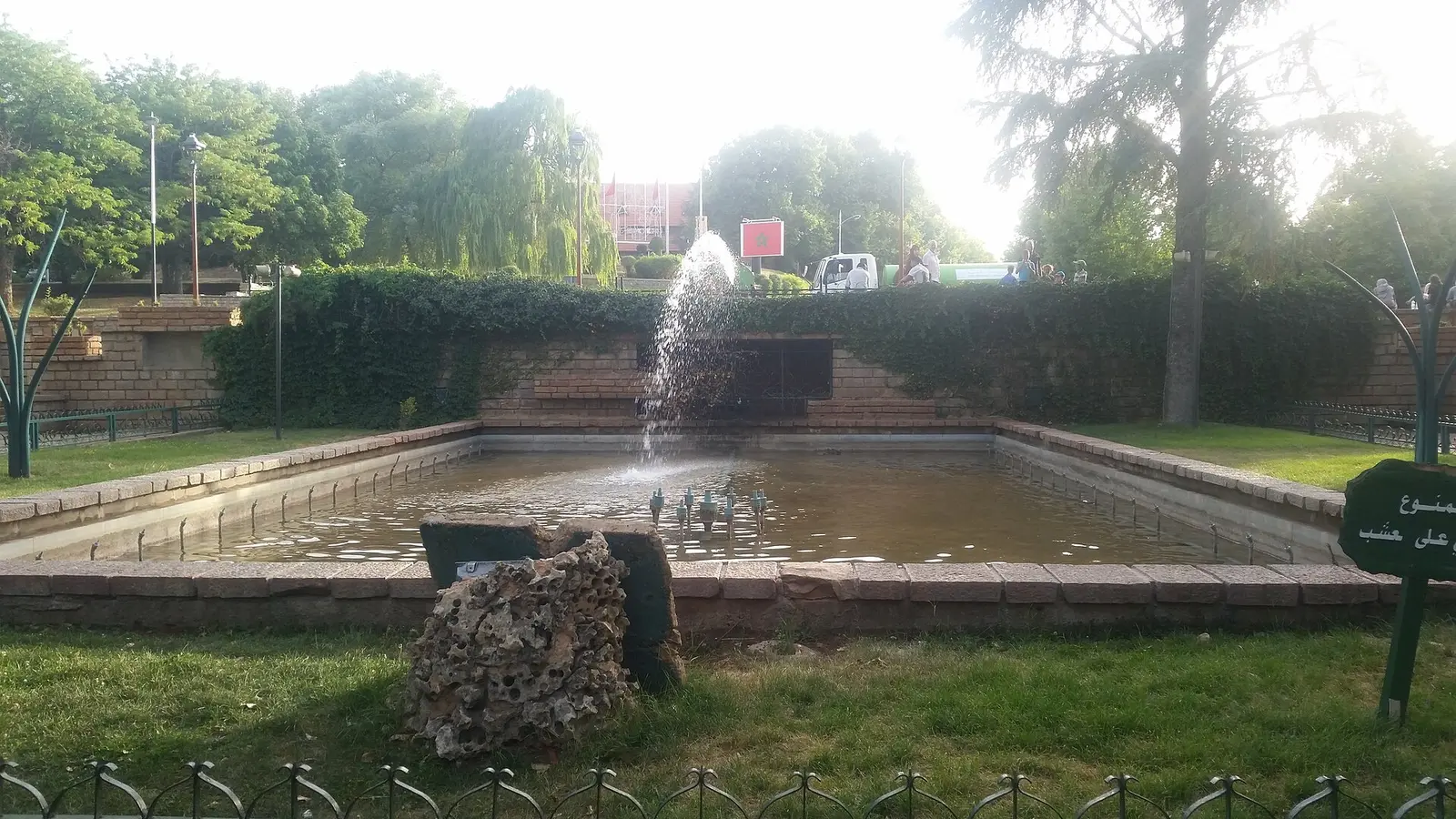 Jardin et fontaine à Ifrane